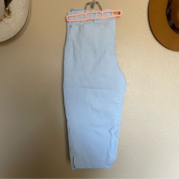 Women’s Gloria Vanderbilt “Amanda” Baby Sky Blue Jean Capris Bermuda - Picture 7 of 11